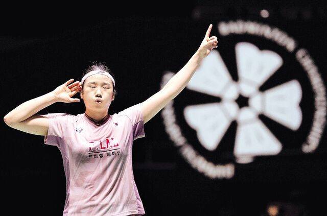 안세영이 20일 일본 도쿄 메트로폴리탄 체육관에서 열린 2025 세계배드민턴연맹(BWF) 월드투어 일본오픈 여자단식 결승전에서 중국의 왕즈이를 2대 0으로 이긴 뒤 세리머니를 하고 있다. AFP연합뉴스