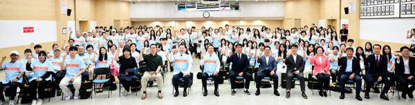 유정복 인천시장이 21일 시청 대회의실에서 열린 ‘APEC 인천회의 자원봉사자 발대식’에서 자원봉사자들과 기념촬영을 하고 있다. 인천시 제공
