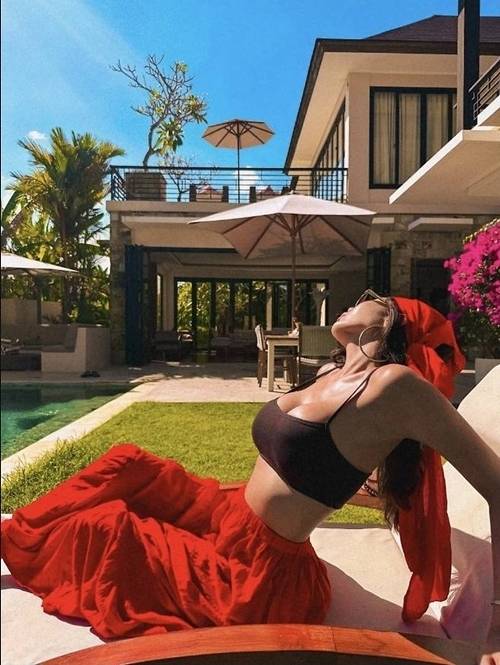 가수 제시가 발리에서 과감한 패션으로 또 한 번 시선을 사로잡았다. 사진=제시 SNS