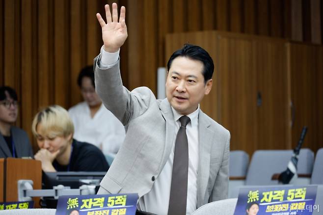 (서울=뉴스1) 안은나 기자 = 장동혁 국민의힘 의원이 18일 오전 서울 여의도 국회에서 열린 원내대책회의에 입장하며 인사하고 있다. 2025.7.18/뉴스1 Copyright (C) 뉴스1. All rights reserved. 무단 전재 및 재배포, AI학습 이용 금지. /사진=(서울=뉴스1) 안은나 기자