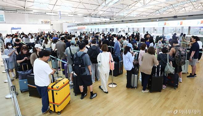 여름 휴가철을 맞은 지난 16일 오전 인천국제공항 1터미널 출국장 항공사 카운터가 여행객들로 붐비고 있다./사진=뉴시스
