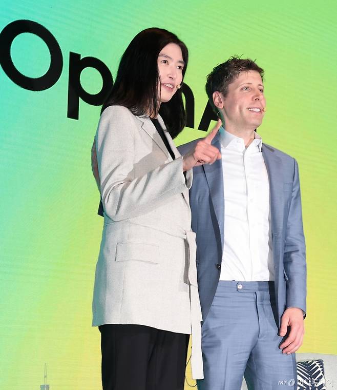 (서울=뉴스1) 오대일 기자 = 정신아 카카오 대표와 챗GPT 개발사 오픈AI의 샘 올트먼 최고경영자(CEO)가 지난 2월4일 서울 중구 플라자호텔에서 열린 전략적 제휴 체결 공동 기자간담회에서 포즈를 취하고 있다. /사진=(서울=뉴스1) 오대일 기자