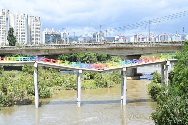 울산 중구와 남구를 잇는 구 삼호교 상판이 침하돼 있다. 울산 중구청 제공