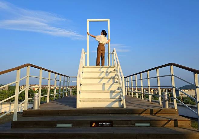 제주신화월드 전망대는 어느새 ‘천국의 계단’이라는 별명을 얻었다.