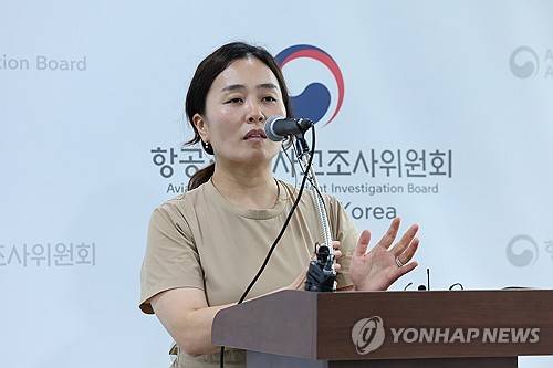 입장 밝히는 김유진 제주항공 여객기 참사 유가족 대표 (광주=연합뉴스) 김혜인 기자 = 지난 19일 무안국제공항 관리동 3층에서 열릴 예정이었던 12·29 제주항공 여객기 참사 엔진 정밀조사 결과 브리핑이 취소된 후 김유진 유가족 대표가 입장을 밝히고 있다. 2025.7.20 in@yna.co.kr