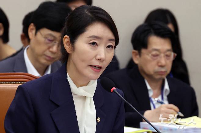 강선우 여성가족부 장관 후보자가 14일 서울 여의도 국회 여성가족위원회에서 열린 인사청문회에서 의원 질의에 답변을 하고 있다. 윤창원 기자