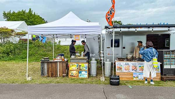 일본의 축제에서 볼 수 있는 볶음국수와 여러 음식을 만들어 팔고 있었다.