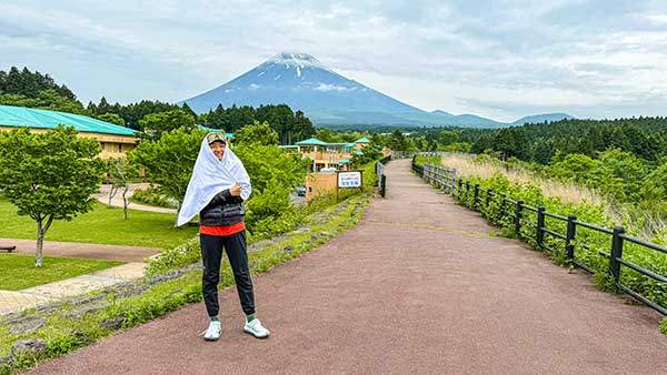 대회장 가는 길에서 후지산과 함께, 추워서 큰 타월로 얼굴을 감샀다. 친구는 이 모습을 보고 후지산 모양이라고 했다.