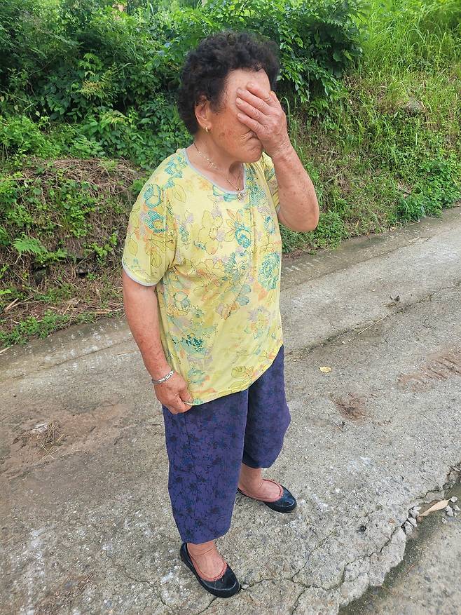 닷새 동안 내린 괴물호우로 물폭탄을 맞은 듯 쑥대밭이 돼 버린 경남 산청군 산청읍 부리 내부마을 주민 김부자(85) 할머니가 대피 당시를 생각하며 눈물을 흘리고 있다.