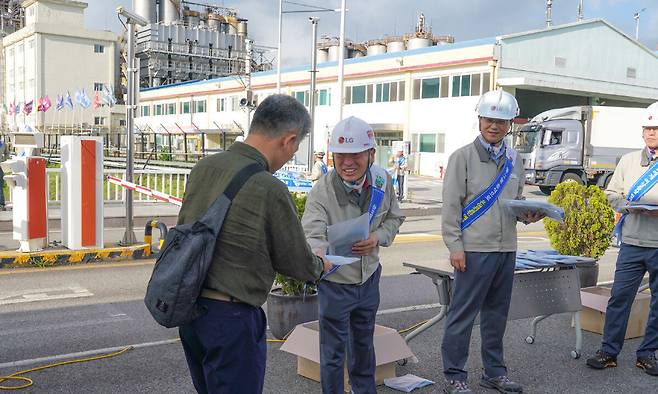 LG화학 박기순 글로벌 생산센터장이 출근길 근로자에게 보냉장구를 지급하고 있다. LG화학 제공