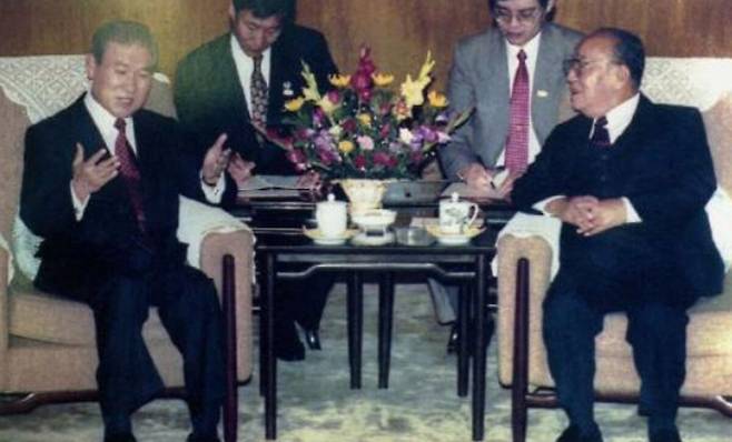 한·중 수교 직후인 1992년 9월 한국 국가원수로는 처음 중국을 방문한 노태우 대통령(왼쪽)이 당시 양상쿤(楊尙昆) 국가주석과 정상회담을 하고 있다. 한국정책방송원 e영상역사관 제공