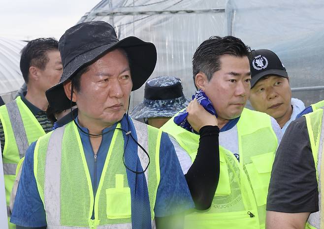 정청래, 박찬대 더불어민주당 당대표 후보가 21일 충남 예산군 신안면 조곡리 수해복구 현장에서 최재구 예산군수로부터 피해 현황을 듣고 있다. 뉴시스