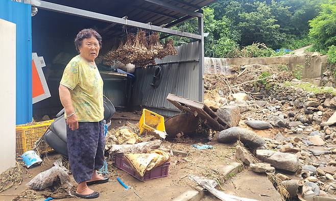 닷새 동안 내린 괴물호우로 물폭탄을 맞은 듯 쑥대밭이 돼 버린 경남 산청군 산청읍 부리 내부마을 주민 김부자 할머니가 21일 기자에게 피해 상황을 이야기하고 있다. 산청=강승우 기자