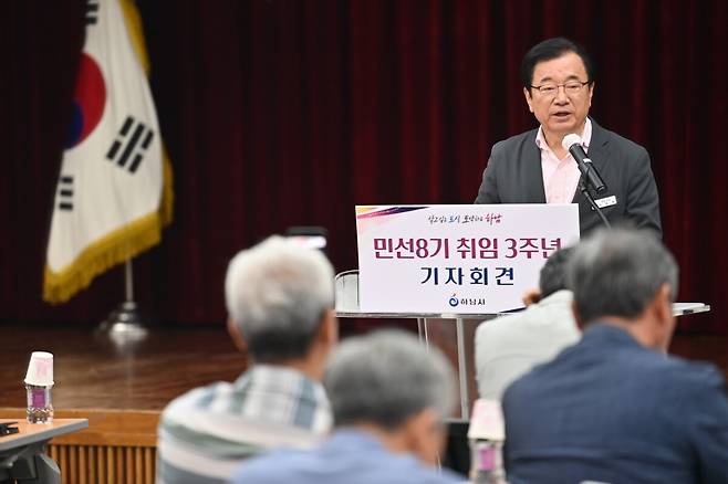 민선 8기 3주년 기자회견에서 하남시의 개발사업들을 설명하는 이현재 시장. 하남시 제공