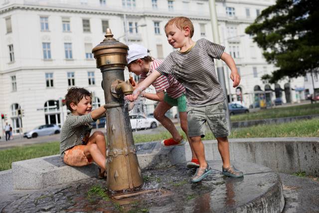 오스트리아 빈에서 폭염이 지속되는 가운데 도심의 분수대에서 아이들이 놀고 있다. 로이터연합뉴스
