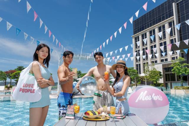 21일 인천 영종도 파라다이스시티 아웃도어풀에서 모델들이미국 팝아트 작가 '조엘 메슬러'와 협업한 여름 시즌 이벤트를 선보이고 있다. 파라다이스시티 제공. 2025.7.21