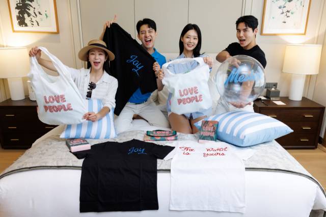 21일 인천 영종도 파라다이스시티 아웃도어풀에서 모델들이미국 팝아트 작가 '조엘 메슬러'와 협업한 여름 시즌 이벤트를 선보이고 있다. 파라다이스시티 제공. 2025.7.21