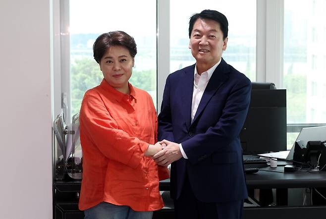 윤희숙 국민의힘 혁신위원장(왼쪽)이 21일 서울 여의도 국민의힘 중앙당사에서 안철수 의원을 만나 악수하고 있다. ⓒ연합뉴스