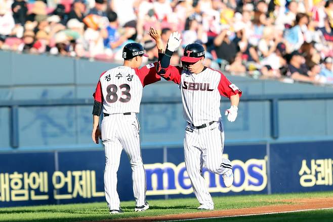 LG 문성주는 20일 롯데와 홈경기에서 2번타자 좌익수로 선발출전했다. 1회초 홈 보살, 1회말 마수걸이 홈런으로 팀 승리에 보탬이 됐다. 사진제공|LG 트윈스