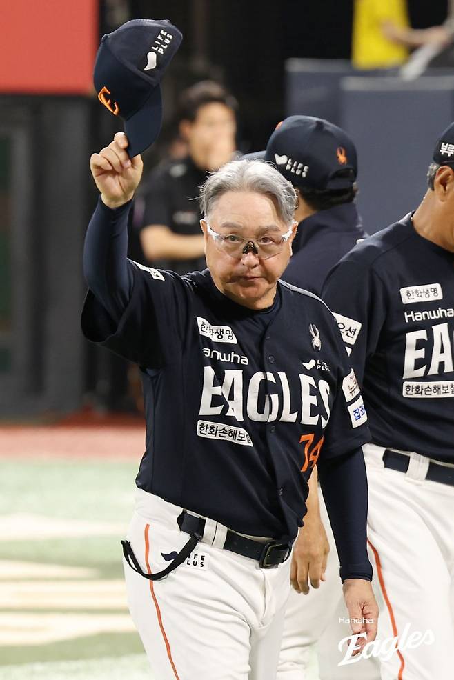김경문 한화 감독이 20일 수원KT위즈파크에서 열린 KT와 원정경기에서 10-0으로 승리한 뒤 팬들을 향해 인사하고 있다. 사진제공|한화 이글스