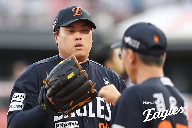 한화 류현진이 20일 수원KT위즈파크에서 열린 KT와 원정경기에 선발등판해 5이닝 무실점 역투를 펼친 뒤 덕아웃으로 들어가고 있다. 사진제공|한화 이글스