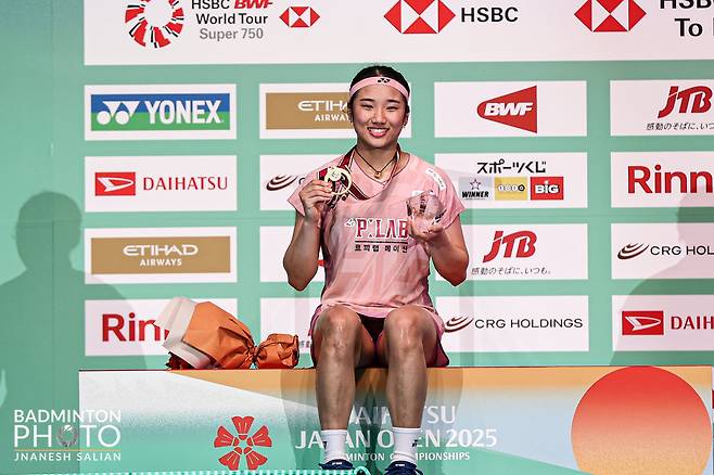 안세영은 22일부터 정저우올림픽스포츠센터에서 열릴 중국오픈에서 여자단식 금메달에 도전한다. 중국오픈까지 제패하면 ‘슈퍼 슬램’을 달성할 수 있다. 사진은 20일 도쿄 메트로폴리탄체육관에서 열린 일본오픈 시상식에서 여자단식 금메달을 들고 기뻐하는 모습. 사진제공│대한배드민턴협회