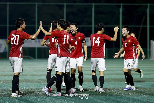 서울 영등포공고 박태양이 21일 충북 제천축구센터에서 열린 제58회 대통령 금배 전국고교축구대회 16강 서울 상문고와의 경기에서 득점 후 환호하고 있다. 2025.07.21 제천 l 문재원 기자