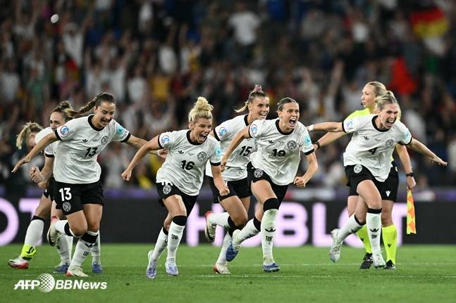독일 선수들이 19일(현지시간) 2025 여자 유로 프랑스와 8강전에서 승부차기 끝에 승리한 뒤 환호하고 있다. /AFPBBNews=뉴스1