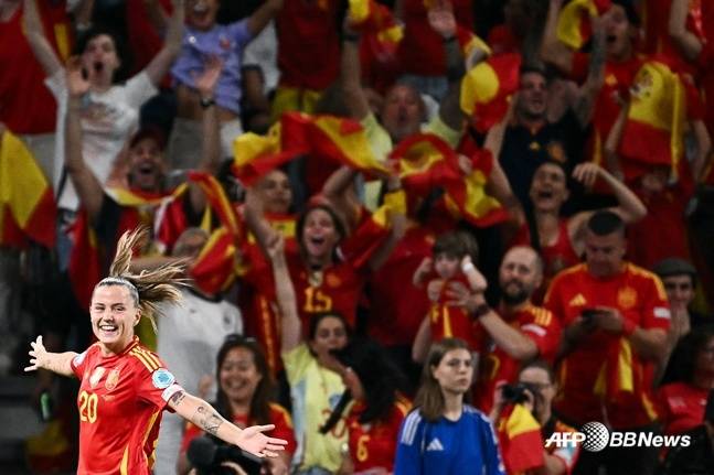 스페인 공격수 클라우디아 피나(왼쪽)가 스위스와 8강전에서 골을 넣은 뒤 기뻐하고 있다. /AFPBBNews=뉴스1