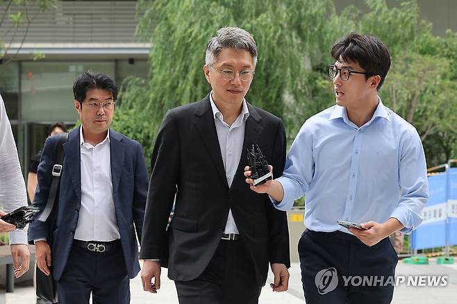 '집사 게이트 의혹' 류긍선 대표, 김건희 특검 출석 (서울=연합뉴스) 임화영 기자 = '집사 게이트 의혹'을 받는 류긍선 카카오모빌리티 대표가 21일 서울 종로구 KT광화문빌딩에 마련된 김건희 여사 관련 의혹을 수사 중인 민중기 특별검사팀 사무실에 출석하고 있다.
집사 게이트 의혹은 김 여사의 집사로 불린 김모씨가 2023년 자신이 설립에 관여한 렌터카 업체 IMS가 부실기업임에도 김 여사와의 관계를 토대로 카카오모빌리티 등으로부터 180억여원을 부정하게 투자받았다는 의혹이다. 2025.7.21 hwayoung7@yna.co.kr