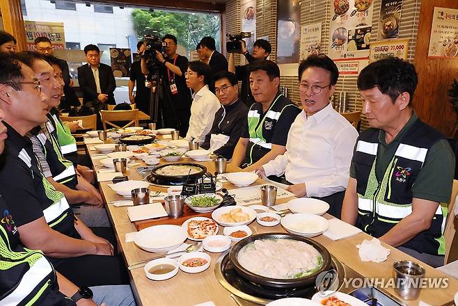 김민석 총리, 환경공무관과 조찬 (서울=연합뉴스) 이정훈 기자 = 김민석 국무총리가 21일 서울 노원구 한 식당에서 열린 '민생회복 소비쿠폰 계기 환경공무관 조찬'에서 환경공무관들과 대화하고 있다. 2025.7.21 uwg806@yna.co.kr