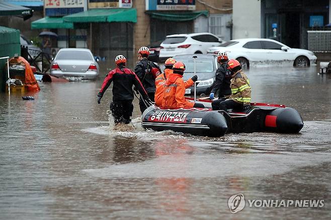 폭우로 물에 잠긴 대구 북구 (대구=연합뉴스) 김현태 기자 = 17일 오후 대구 북구 노곡동에서 119구조대가 보트를 타고 인명 수색을 하고 있다. 이날 갑작스러운 폭우로 노곡동 일대가 침수됐다. 2025.7.17 mtkht@yna.co.kr