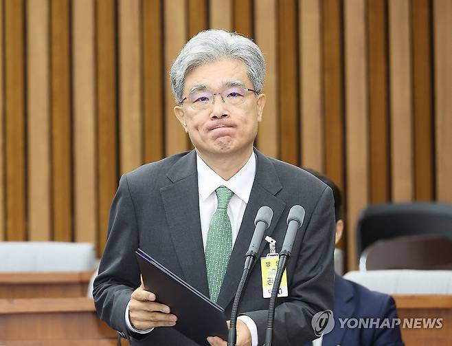 선서문 제출하러 가는 김상환 후보자 (서울=연합뉴스) 박동주 기자 = 김상환 헌법재판소장 후보자가 21일 서울 여의도 국회에서 열린 인사청문회에서 이재정 국회 헌법재판소장 인사청문특별위원회 위원장에게 선서문을 제출하러 가고 있다. 2025.7.21 pdj6635@yna.co.kr