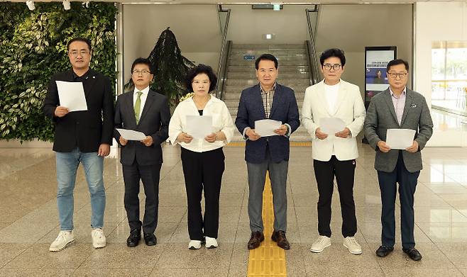 22일 오후 1시 안양시의회 1층 현관에서 국민의힘 소속 시의원들(왼쪽부터 강익수, 허원구, 김경숙, 음경택, 정완기, 김정중 의원)이 소비쿠폰 발급 반대 성명을 발표하고 있다. 사진=안양시의회 국민의힘 교섭단체