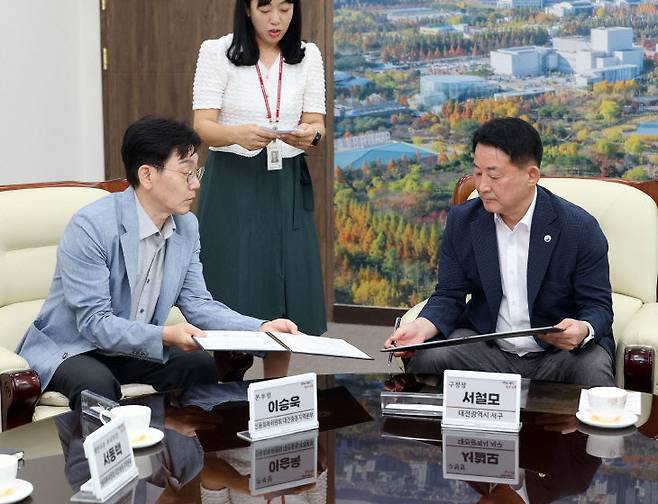 대전 서구-신용회복위 업무 협약 모습. (사진= 대전 서구)