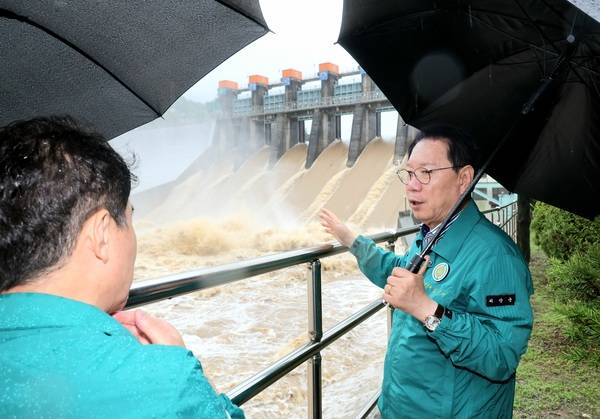 ▲ 집중호우가 내린 지난 17일 송인헌 괴산군수가 괴산댐을 점검하고 있다. 괴산군 제공