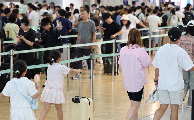 여름 휴가철인 지난 16일 인천 영종도 인천국제공항 1터미널이 탑승객들로 붐비고 있다. 연합뉴스