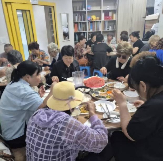 고려인마을 노인돌봄센터에서는 매주 목요일마다 어르신들을 위한 밥상을 차리는 활동이 진행되고 있다. 고려인마을 제공