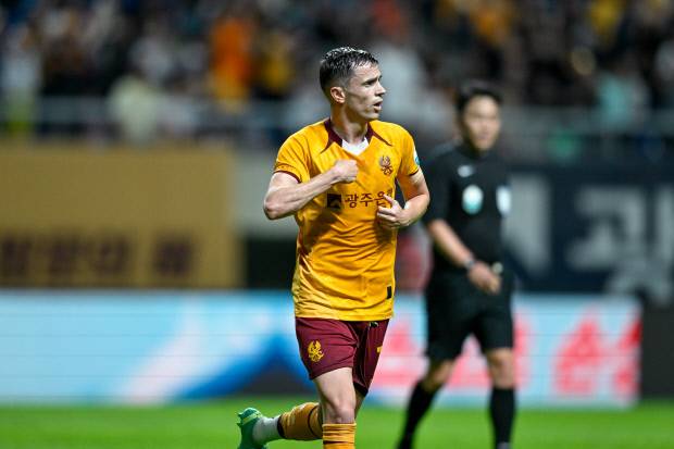 광주FC의 아사니가 22일 김천상무와의 홈경기에서 선제골을 넣은 뒤 세리머니를 하고 있다. <광주FC 제공>