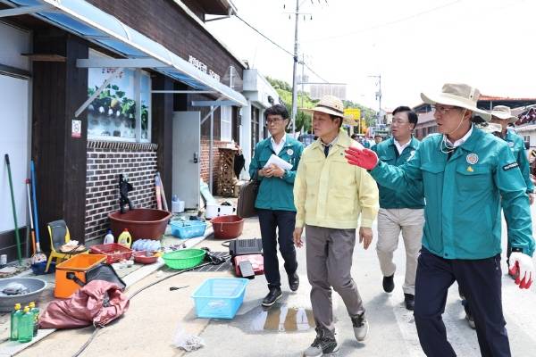 박완수 경남지사가 22일 수해 지역을 둘러보고 있다. /경남도