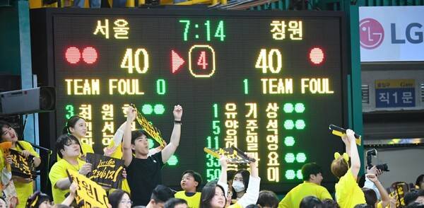 창원체육관 전광판 모습. 선발로 나선 5명 선수 정보만 확인할 수 있다. /KBL