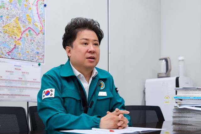 22일 대구시의회에서 만난 김지만 대구시의원이 주택 시장 양극화에 대해 이야기하고 있다. 이통원 기자 tong@imaeil.com