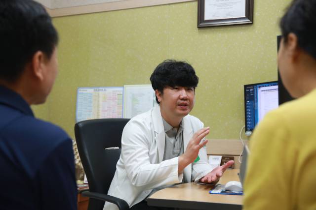 인지 장애가 있으면서 허리 구부려 종종걸음 걸으면 치매보다는 수두증일 가능성이 더 높다. 고신대병원 심용우 신경외과 교수는 “수두증은 인지 장애 가운데 치료 가능한 질병”이라며 “치료만 제때 받으면 증상들이 크게 개선될 수 있기 때문에 무조건 치매라고 단정지어선 안된다”고 밝혔다.