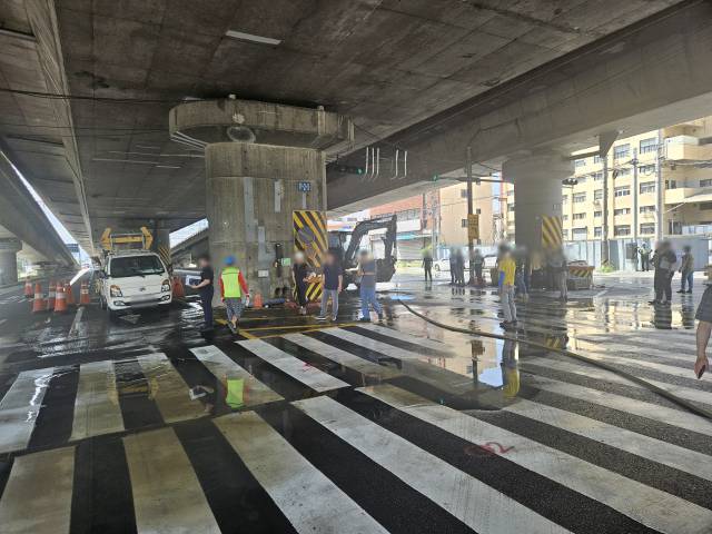 부산 사상구 새벽시장 앞 교차로 인근에서 발생한 균열에서 물이 새어 나오고 있다. 부산경찰청 제공
