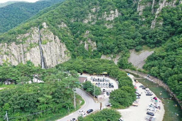 한 여름에 얼을이 어는 기이한 현상으로 관광객들에게 여름피서지로 인기가 높은 청송 얼음골
