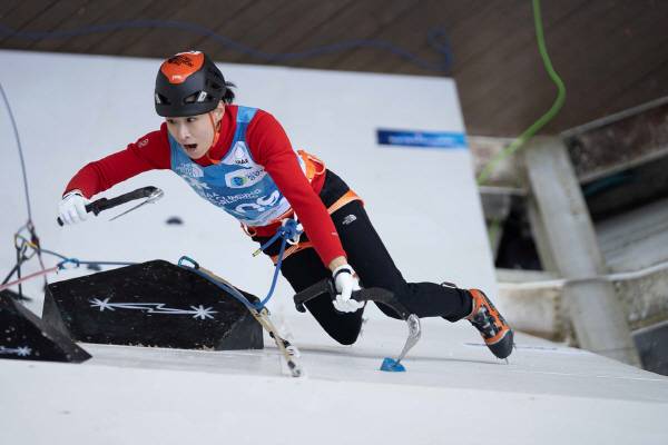 2025 청송 아이스클라이밍월드컵 대회에 참가한 신운선 선수가 정상을 향해 힘차게 빙벽을 오르고 있다.