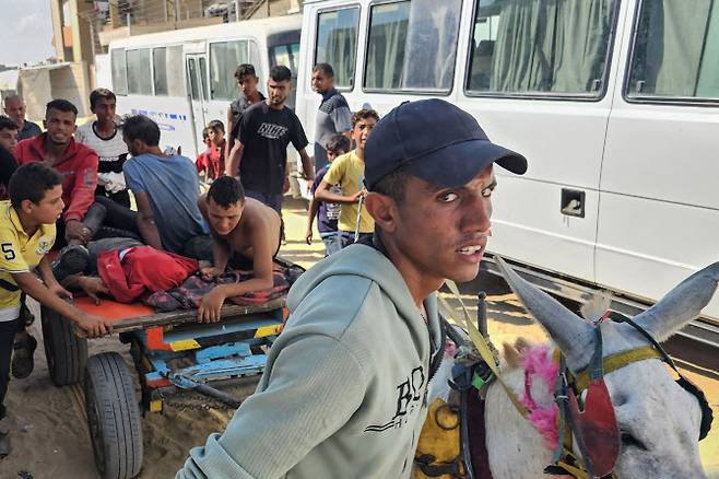 20일(현지시간) 가자지구 남부 라파의 구호품 배급소에서 총격을 당한 사람이 병원으로 이송되고 있다.(사진=AFP)