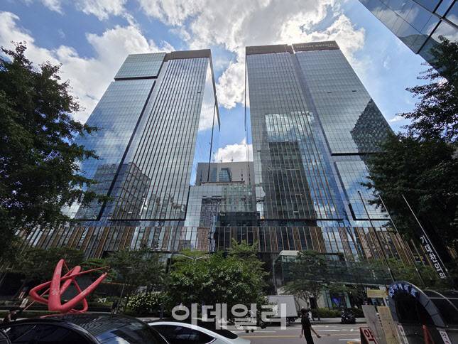 서울 종각역 인근에 위치한 복합건물 ‘그랑서울’ 전경. 이 건물의 저층 상업시설은 신세계프라퍼티가 리뉴얼을 맡아 오는 10월 ‘스타필드 에비뉴’로 새롭게 문을 열 예정이다. (사진=한전진 기자)