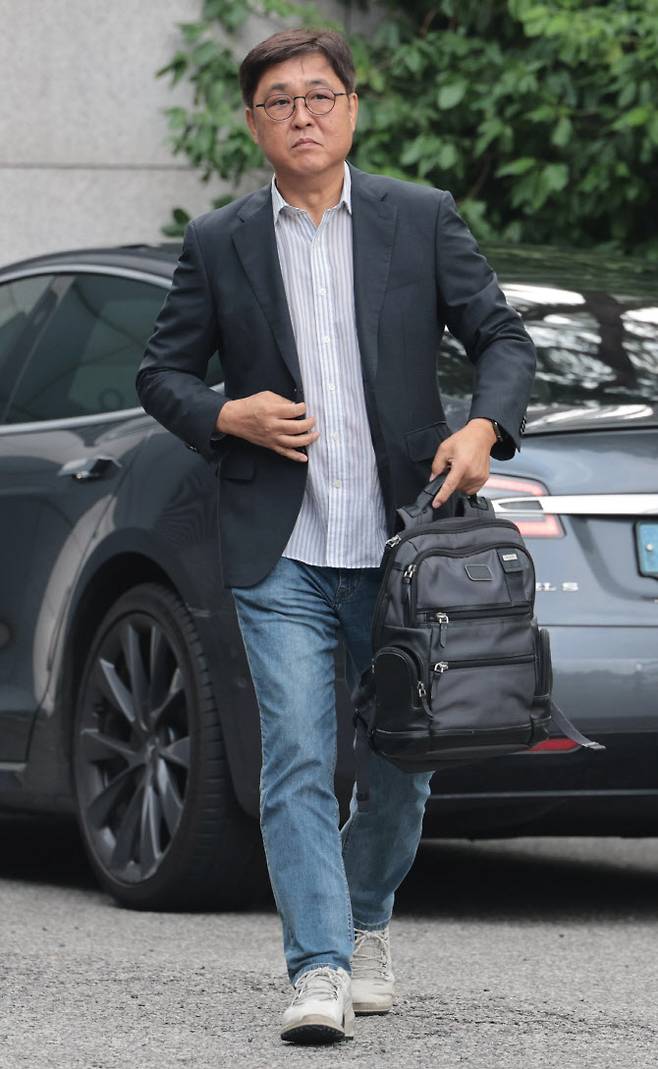 최휘영 문화체육관광부 장관 후보자가 지난 14일 서울 종로구에 마련된 인사청문회 준비 사무실로 첫 출근하고 있다. (사진=연합)