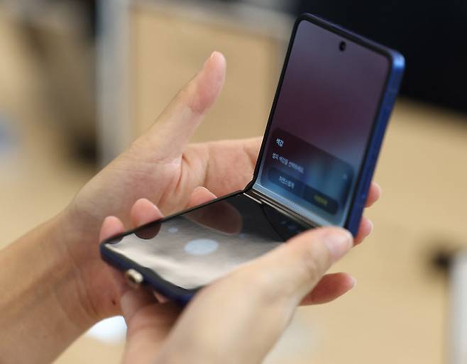 지난 15일 서울 서초구 삼성 강남에서 시민들이 갤럭시 Z 플립 7을 살펴보고 있다. (사진=연합뉴스)